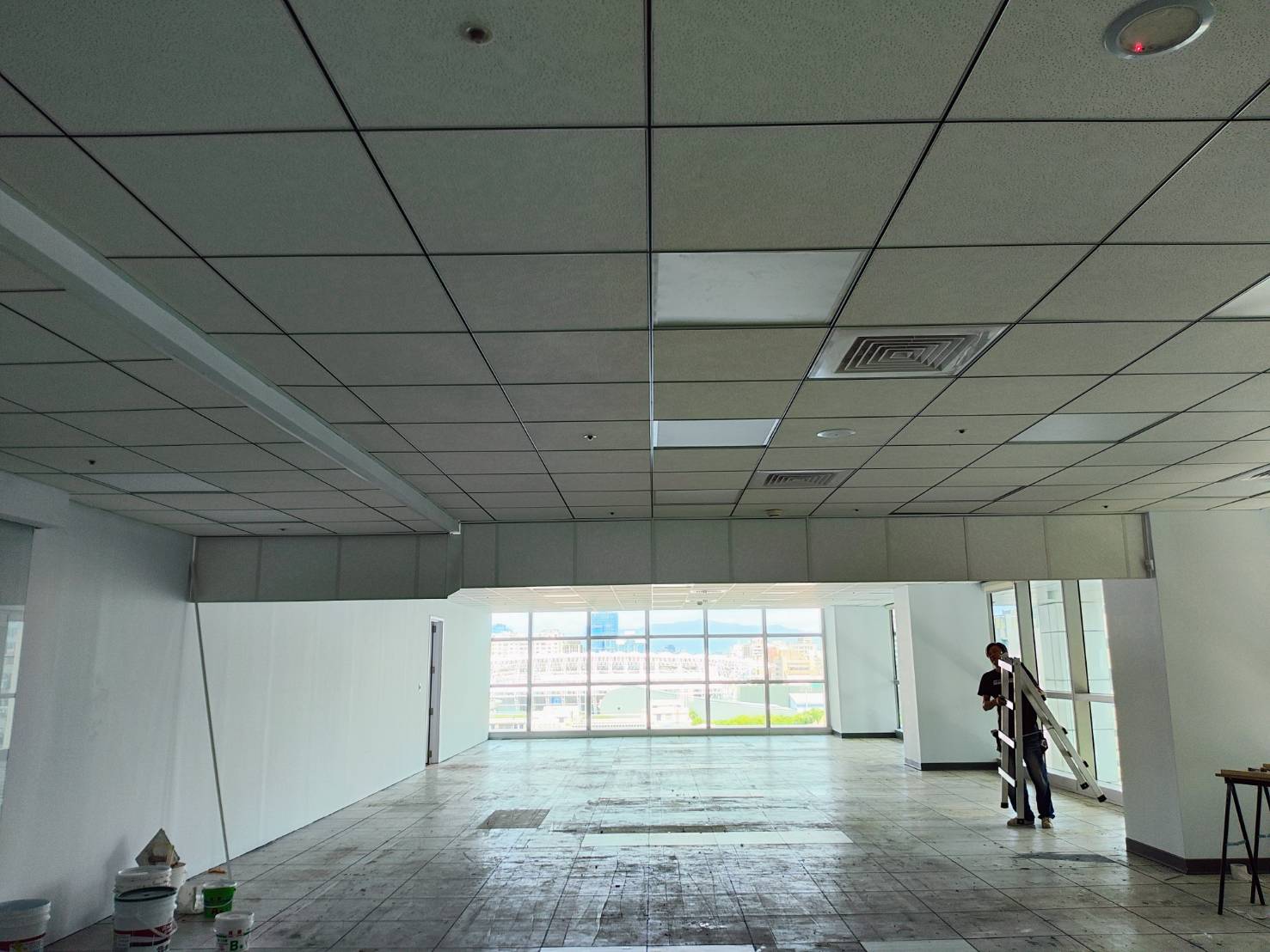 台北市辦公大樓案場  特殊梯型 半自動垂壁 縮圖3